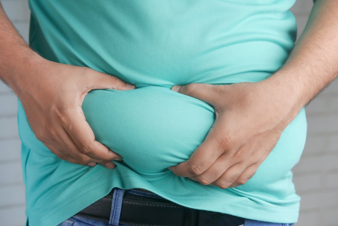 Karın bölgesindeki yağlanmaya ve metabolik sağlığa odaklanmış bir görsel