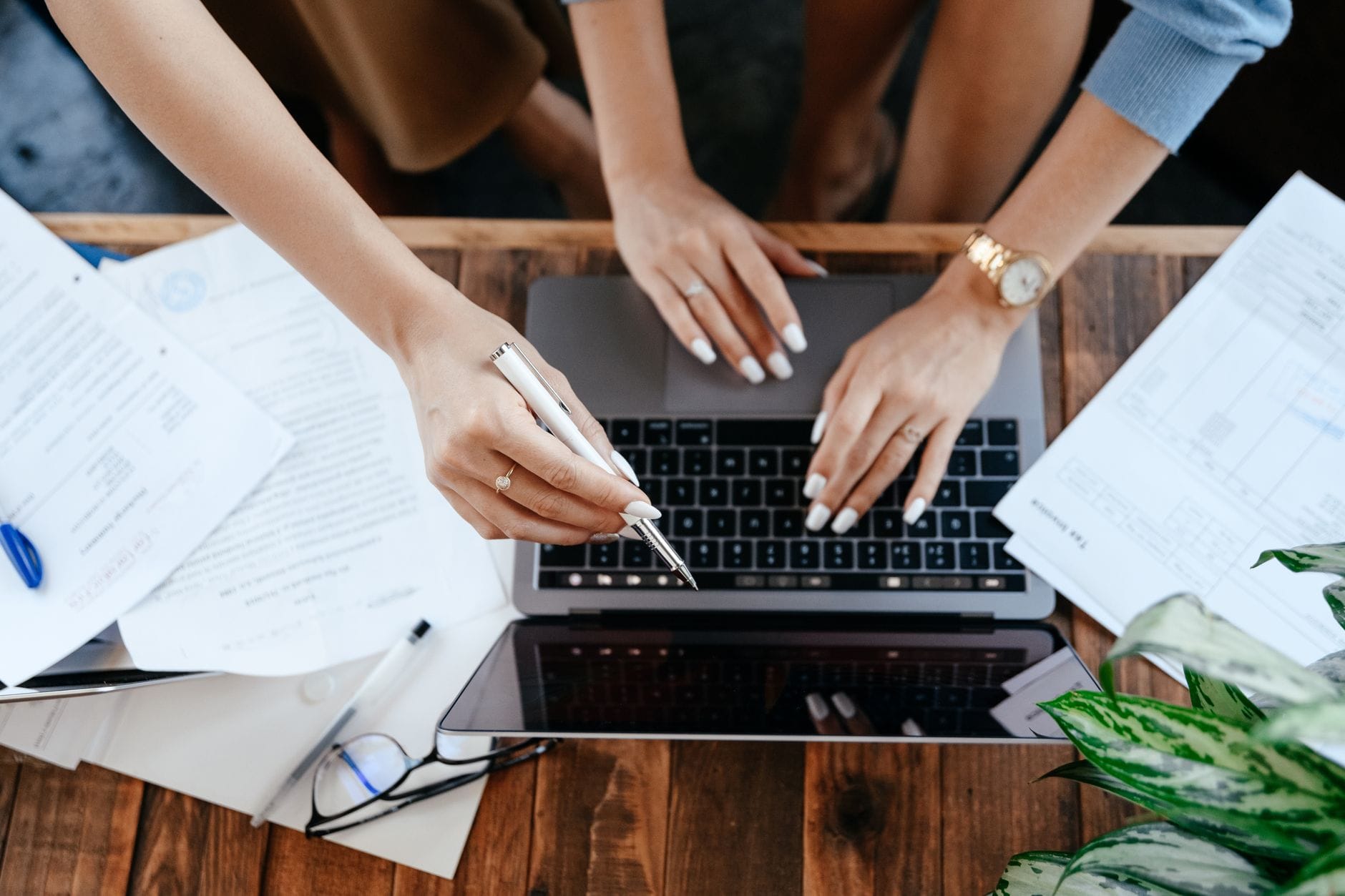 İşletme planı ve finansal tablolar üzerinde çalışan iki kadın iş ortağı