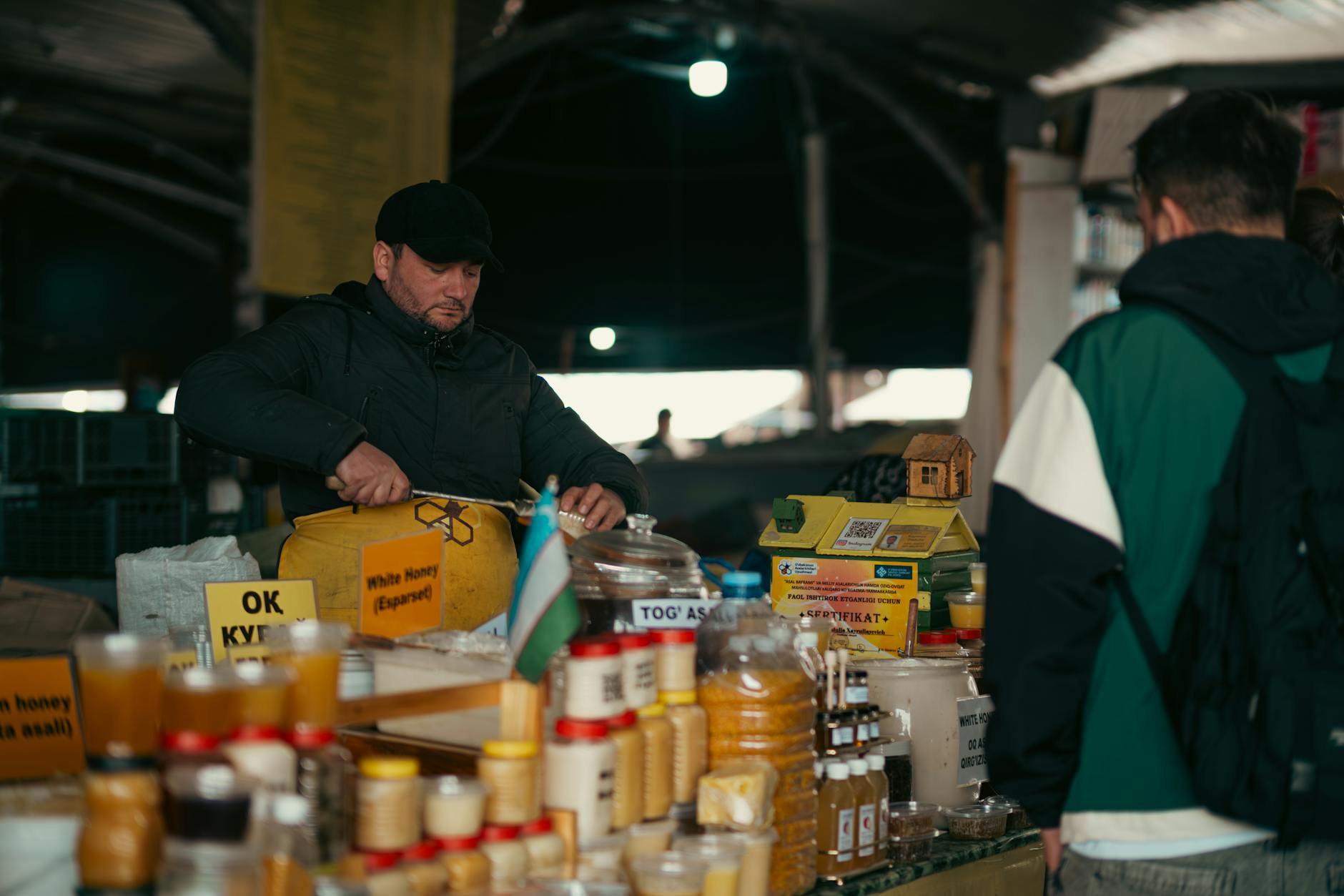 Geleneksel kavanozlarda paketlenmiş yöresel ürünler — pekmez, zeytin, bal vitrini