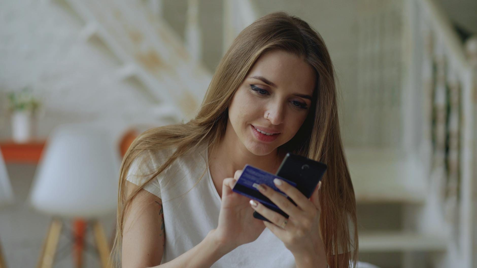 Telefon ekranında BNPL taksit planı görünen kadın kullanıcı