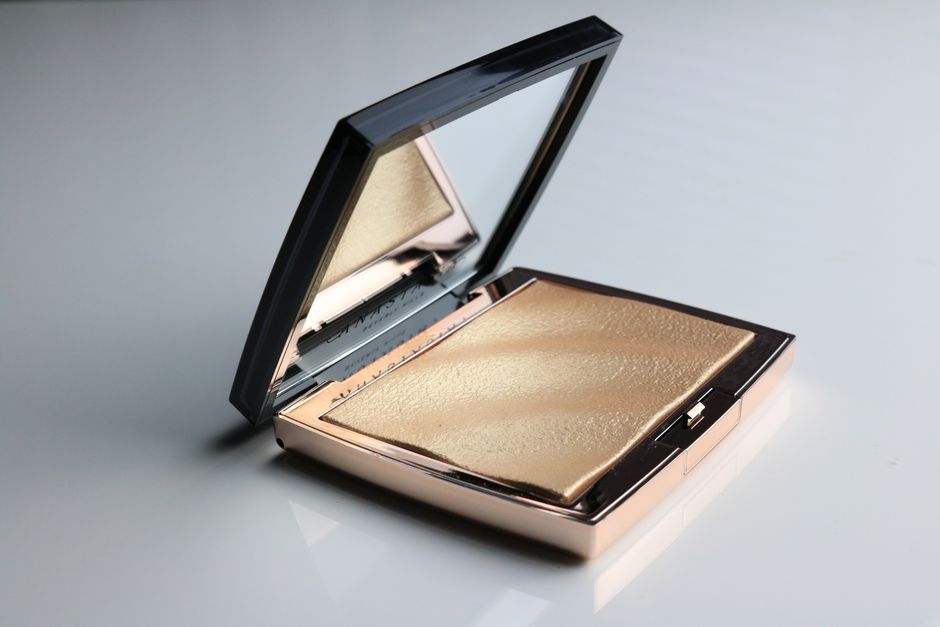 Altın tonlu aydınlatıcı highlighter