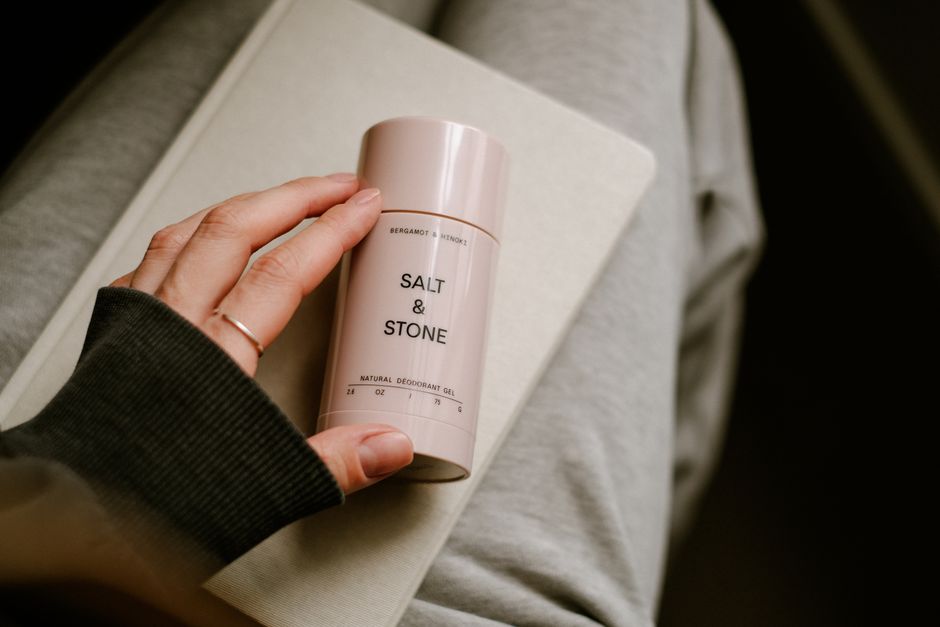 Elinde doğal bir deodorant tutan kişi