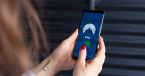 e-Nabız'ın Yeni Erişim Ayarları: Sağlık Geçmişine Kimin Bakabileceğini 2026'da Sen Belirliyorsun Telefonunda sağlık verisi gizlilik ayarlarını yöneten bir kişi