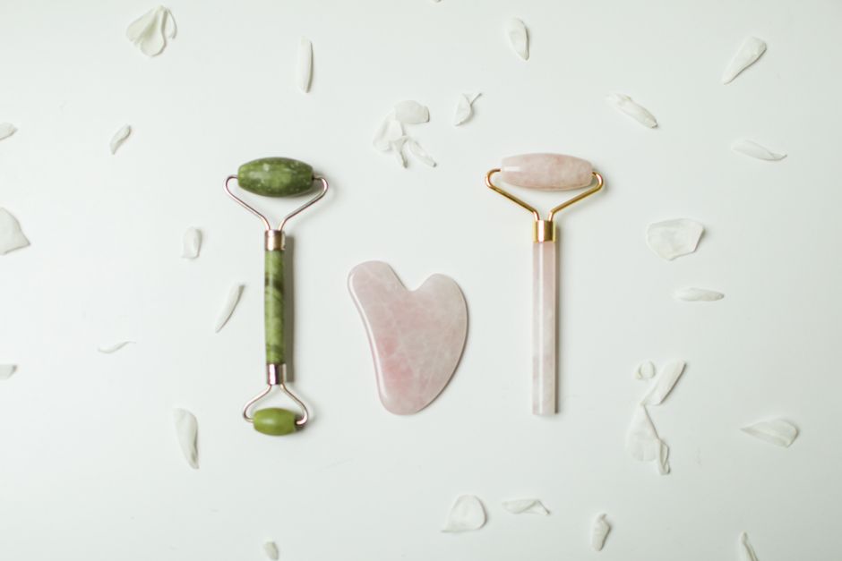 Gua sha taşı ve yüz ruloları
