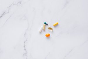 Geroprotektörler: Metformin ve Rapamisin Yaşlanmayı Yavaşlatır mı? Çeşitli ilaç ve kapsüller