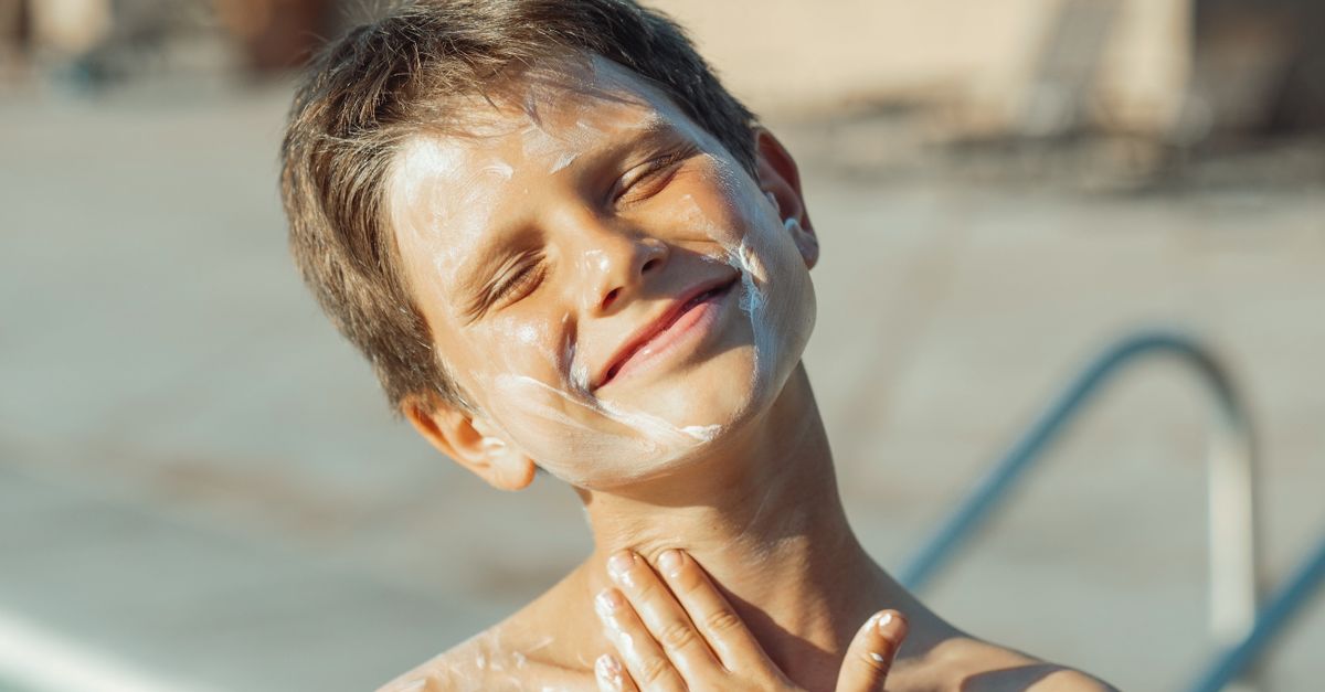 Göz çevresine parmak ucuyla nazikçe mineral SPF ürünü uygulayan bir kişi
