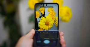 Üç Yöne Katlanan Telefonlar Sonbaharda Vitrinde: 2026'nın Katlanabilir Modelleri Kimin İçin? Açık konumda tutulan katlanabilir bir akıllı telefonun geniş ekranı