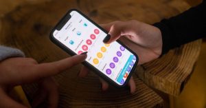 2026 Kişisel Sağlık Verisi Düzenlemesi: Adet ve Sağlık Takip Uygulamandaki Bilgiler Kimin Elinde? Telefonunda adet takip uygulamasını açan bir kadının elini gösteren yakın çekim