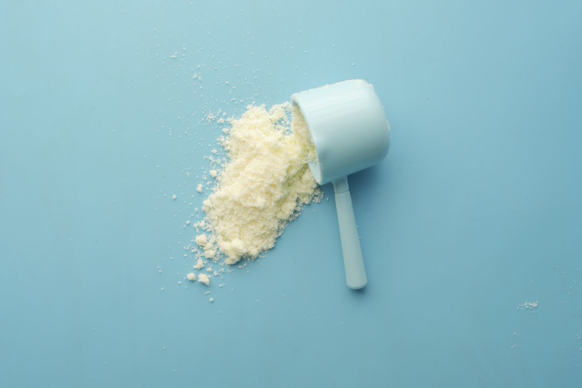 Kreatin tozu ve ölçek kaşığı