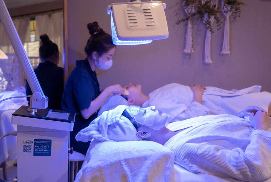 Klinikte LED ışık cilt bakımı uygulaması