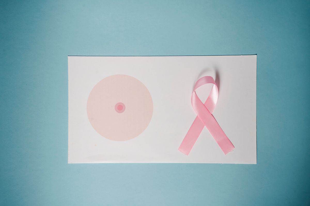Mamografi cihazı ve pembe kurdele