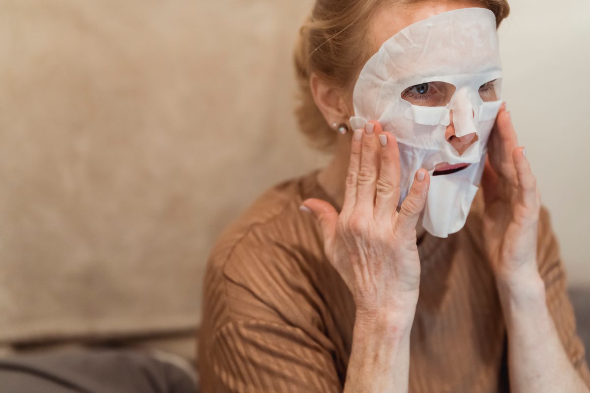 Maske uygulayan olgun kadın