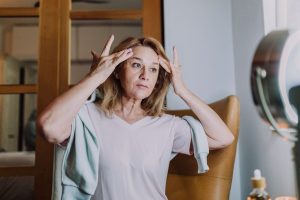 Menopozda Kolajen Kaybı: İlk Beş Yılda Cilt Neden Bu Kadar Değişir? Aynada cildini inceleyen olgun kadın
