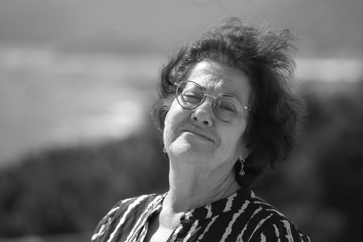Gülümseyen olgun kadın portresi