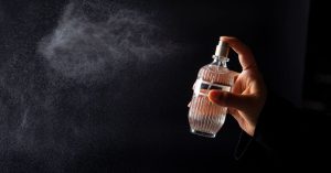 Sıcakta Parfüm Neden Çabuk Uçar? Kalıcılığı Artırmanın Yolları Bileğine parfüm sıkan kişi, sıcakta parfüm kalıcılığını artırma yöntemleri