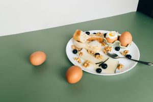 Peynir, yumurta ve cevizli tabak