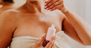 Vücut Nemlendirme ve Işıltı: Body Oil ve Shimmer Kullanımı Duş sonrası nemli cilde body oil uygulayan ve ışıltılı görünen bir kişi