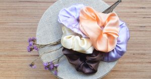Yaz için saten scrunchie, yengeç toka ve bandana içeren saç aksesuarı koleksiyonu