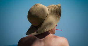 Yaz Gelince Çıkan Sırt ve Göğüs Sivilceleri: Ter, Güneş ve Vücut Akneyle Başa Çıkmak Yaz mevsiminde terleme ve güneşin tetiklediği sırt ve göğüs sivilceleriyle başa çıkmayı anlatan görsel