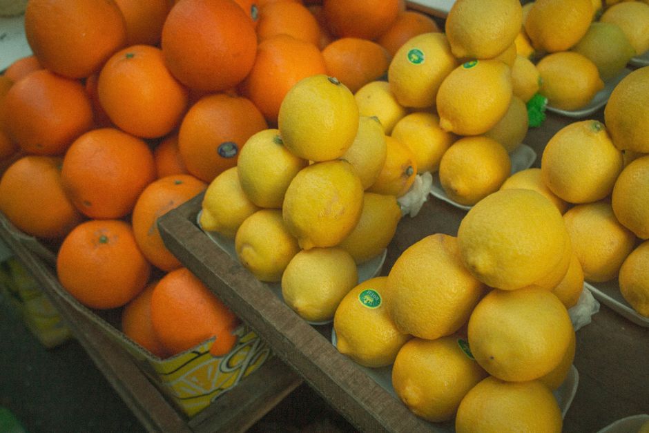 Tezgahta portakal ve limonlar, narenciye notaları